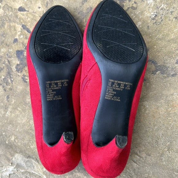 Covington red faux suede heeled booties size 7 M with ruffle at ankle side zip - Picture 9 of 14